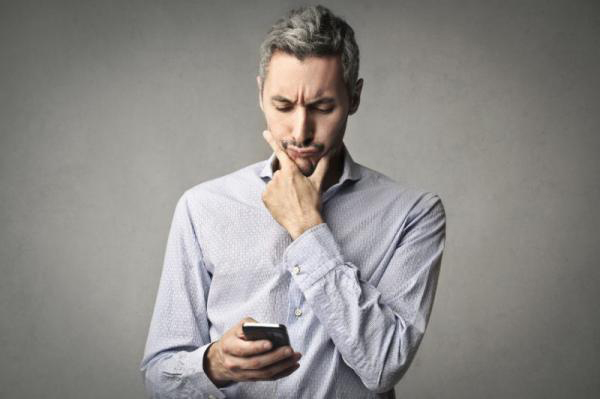 smartphone user confused by mobile apps
